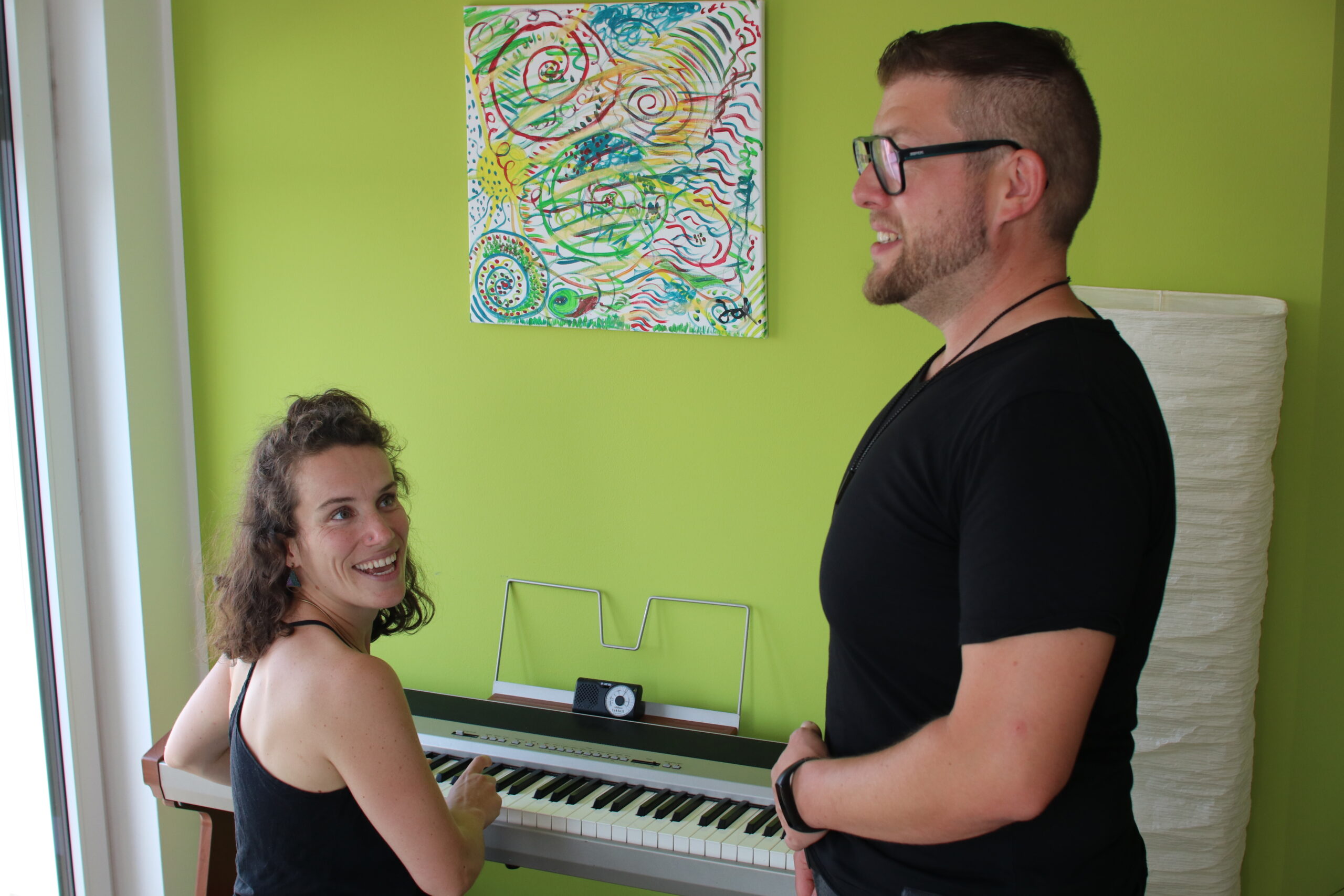 Therapeutin Frau Kurz am Klavier mit einem Patienten