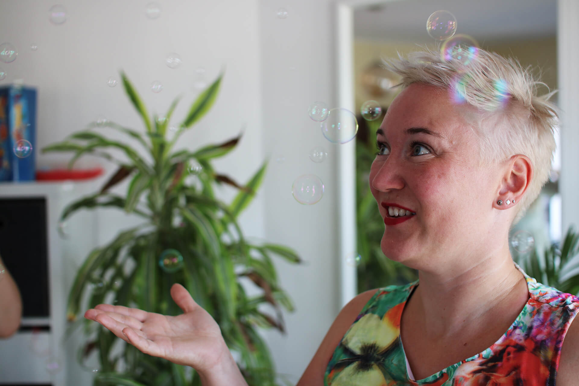 Inhaberin der logopädische Praxis Frau Kleinsorge umgeben von Seifenblasen